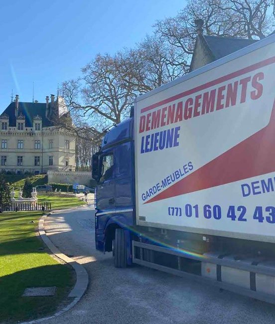 Camion Accordem prêt pour le déménagement d'un château